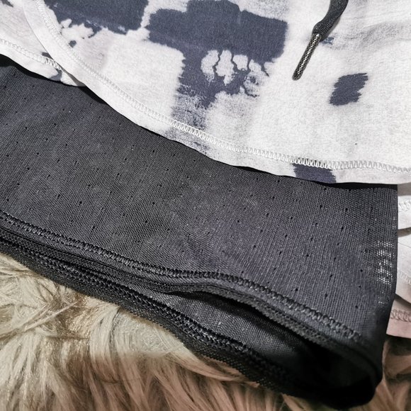 Stylish Black and White Women's Shorts - Picture 3 of 11